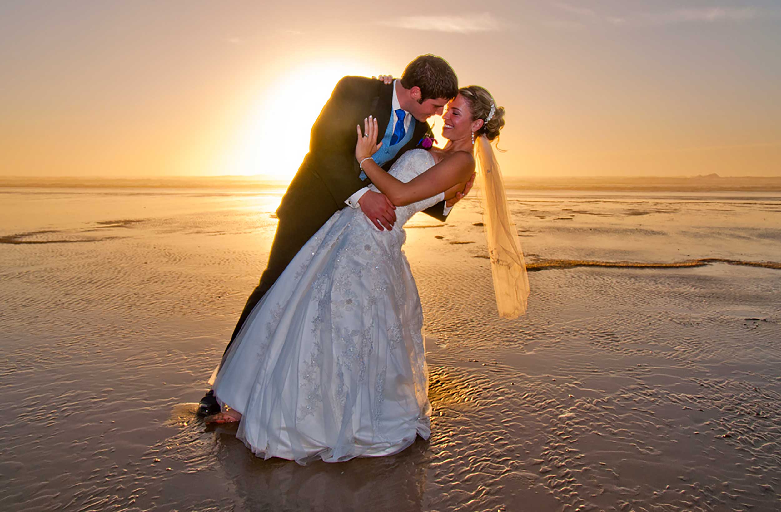 Романтический внезапный брак. Свадьба на берегу моря. Свадебные пары. Свадебная фотосессия на берегу моря. Жених и невеста.